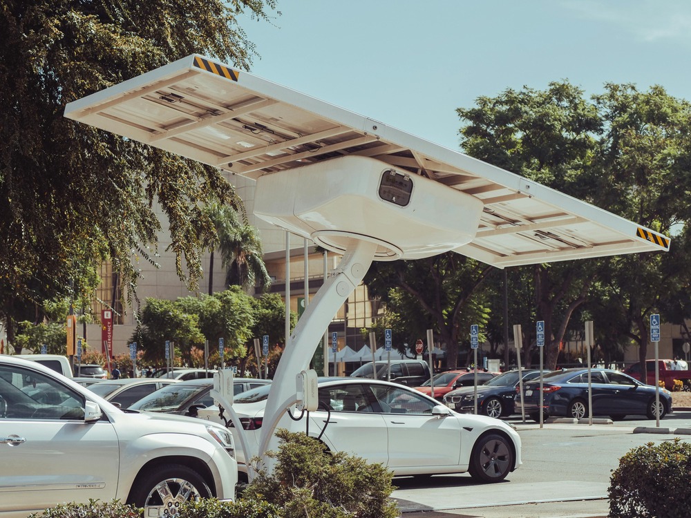 Recharger une voiture électrique avec des panneaux solaires