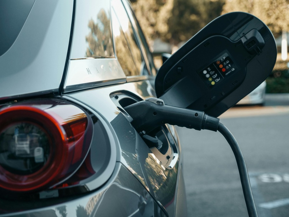 Pourquoi passer à la voiture électrique en 2025 ?