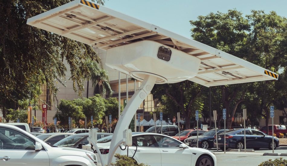 Recharger une voiture électrique avec des panneaux solaires
